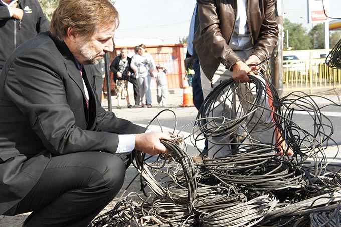 Ministro Errázuriz tiene cables en desuso en sus manos