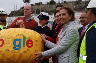 Ministra de Transportes y Telecomunicaciones recibe cable submarino de Google que une a Latinoamérica con California por Valparaíso